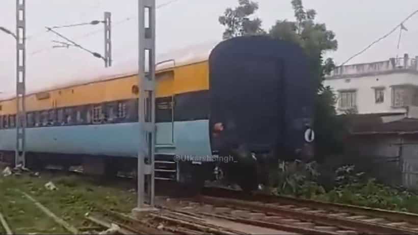 Viral Video: ಎಂಜಿನ್ ಇಲ್ಲ ಚಾಲಕನಿಲ್ಲ ನಿಗೂಢವಾಗಿ ಚಲಿಸಿದ ರೈಲು; ಆತ್ಮನಿರ್ಭರ್ ರೈಲು ಎಂದ ನೆಟ್ಟಿಗರು