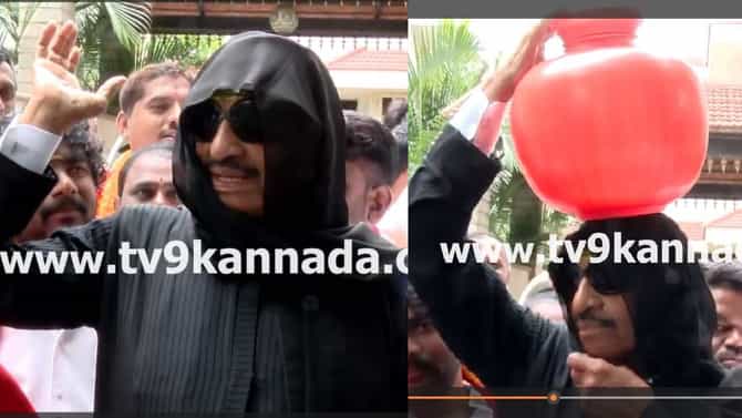 ಬುರ್ಖಾ ಧರಿಸಿ ಬಿಂದಿಗೆ ಹೊತ್ತುಕೊಂಡು ವಾಟಾಳ್ ವಿಭಿನ್ನ ಪ್ರತಿಭಟನೆ