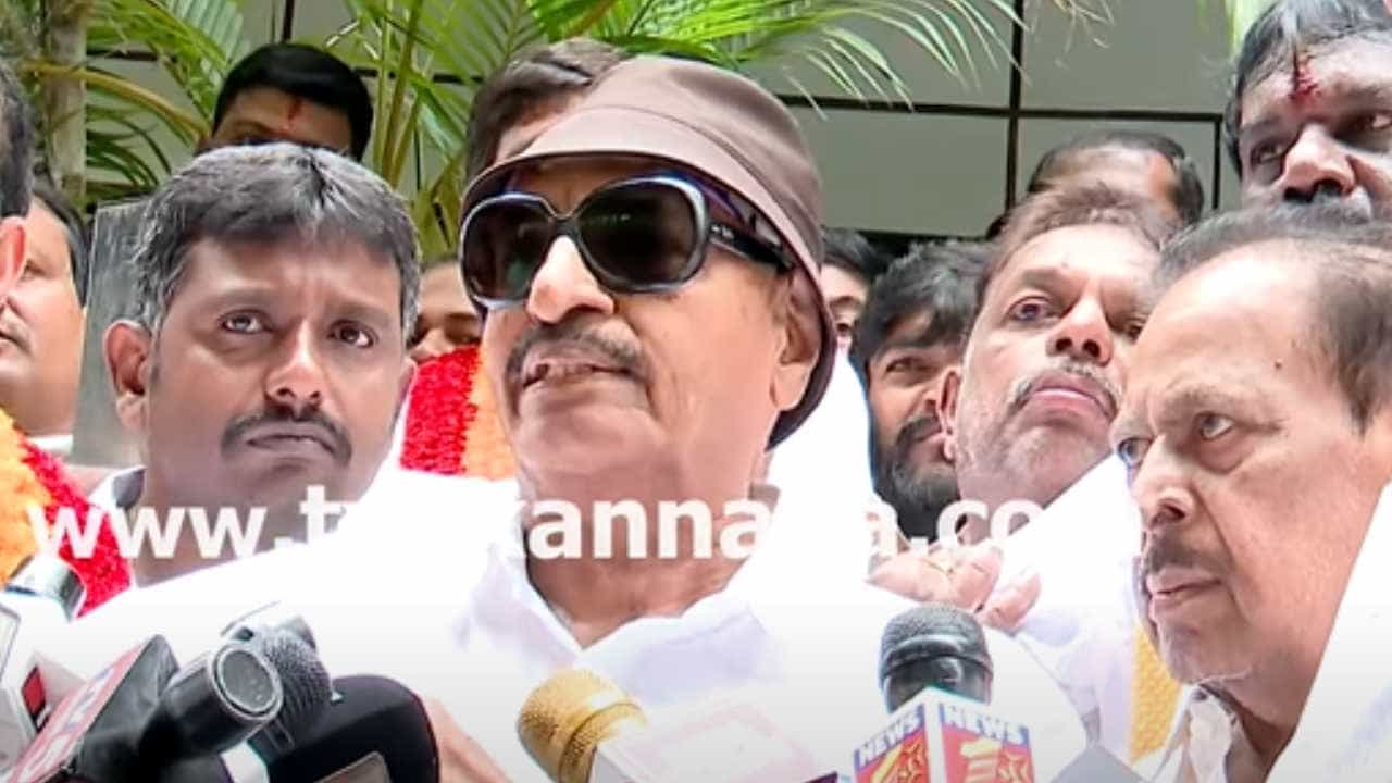 ಕಾವೇರಿ ವಿವಾದ: ಬೀದಿ ಬೀದಿ ತೆರಳಿ ಬಂದ್ಗೆ ಸಹರಿಸುವಂತೆ ಜನರಲ್ಲಿ ಮನವಿ ಮಾಡಿದ ವಾಟಾಳ್ ಕಾವೇರಿ ವಿವಾದ: ಬೀದಿ ಬೀದಿ ತೆರಳಿ ಬಂದ್ಗೆ ಸಹರಿಸುವಂತೆ ಜನರಲ್ಲಿ ಮನವಿ ಮಾಡಿದ ವಾಟಾಳ್