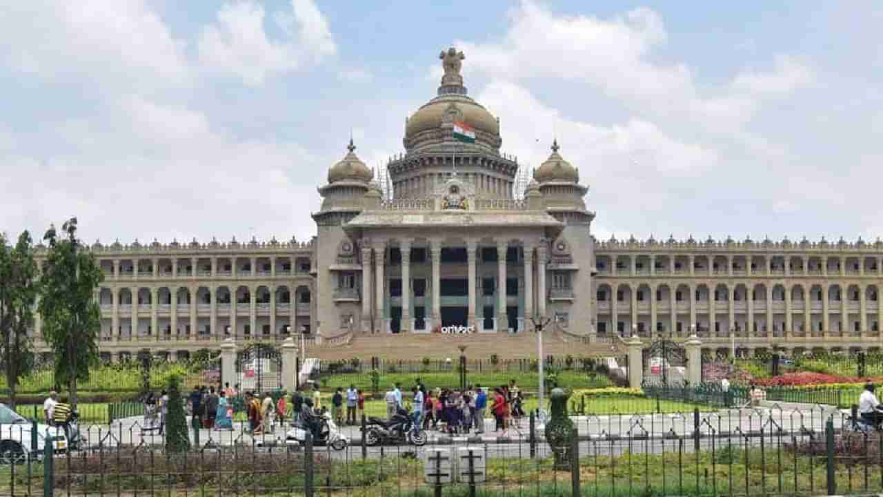 ರಾಜಕಾರಣಿಗಳಿಗಿಲ್ಲ ಬರ:  ಮನೆಗೆ ಬಂದವು ಹೊಸ-ಹೊಸ ಕಾರ್, ಶಾಸಕ, ಸಚಿವರಿಗೆ ಸಿಕ್ತು ದಸರಾ ಬಂಪರ್​ ಗಿಫ್ಟ್​