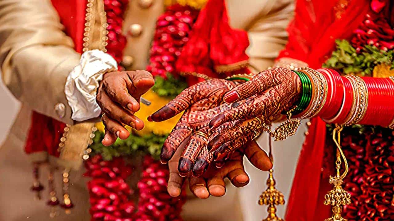 Viral: ಈ ಊರಿನ ಹುಡಿಗೀನಾ ಮದ್ವೆ ಆದ್ರೆ, ವಧುವಿನ ಜೊತೆಗೆ ಮನೆ, ಜಮೀನು ಎಲ್ಲಾ ಸಿಗುತ್ತೇ! Viral: ಈ ಊರಿನ ಹುಡಿಗೀನಾ ಮದ್ವೆ ಆದ್ರೆ, ವಧುವಿನ ಜೊತೆಗೆ ಮನೆ, ಜಮೀನು ಎಲ್ಲಾ ಸಿಗುತ್ತೇ!