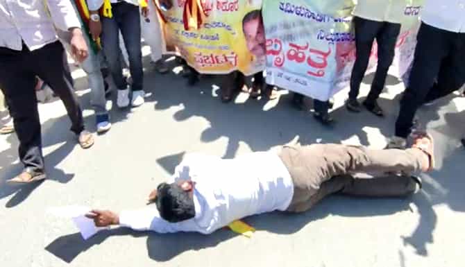 ಕಾವೇರಿ ಕಿಚ್ಚು: ಉರುಳು ಸೇವೆ ಮಾಡಿ ಪ್ರತಿಭಟನೆ; ಇಲ್ಲಿದೆ ವಿಡಿಯೋ
