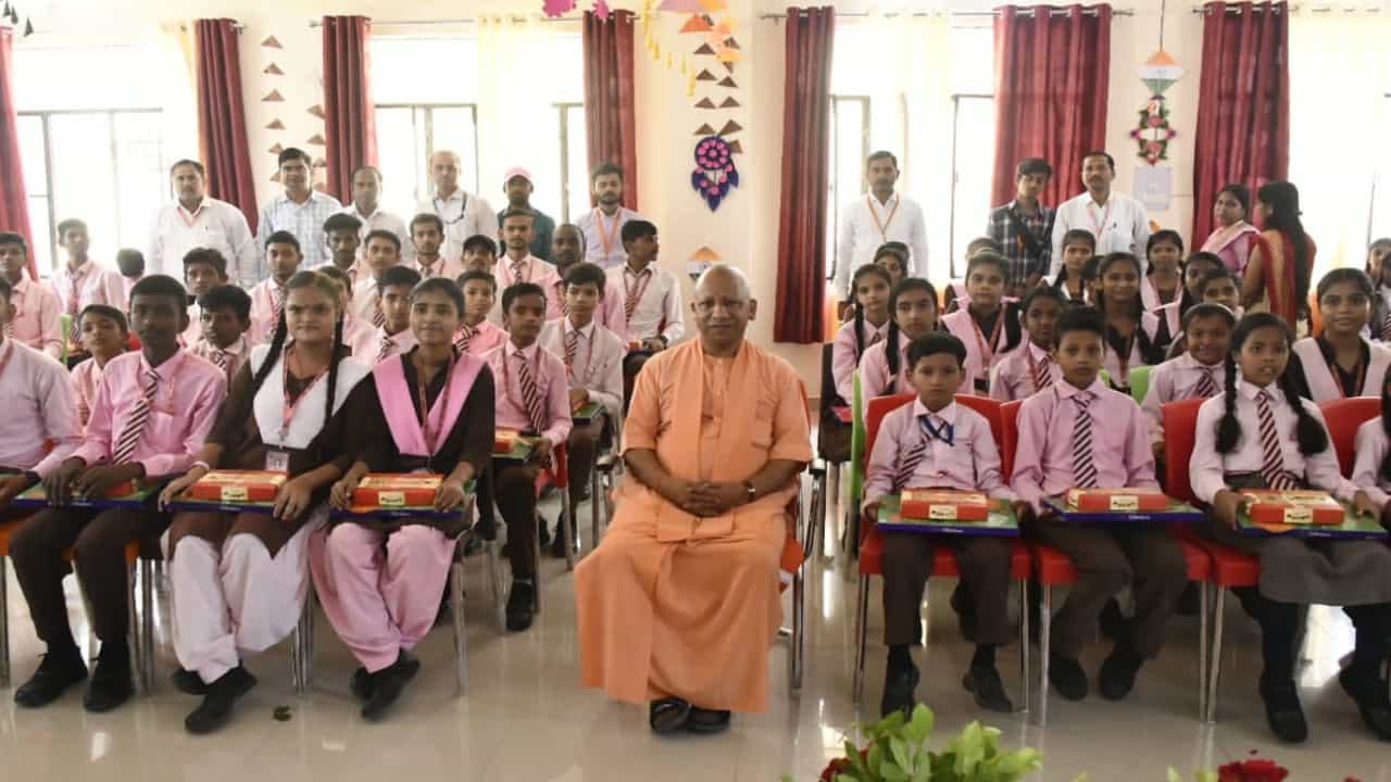 ಕಿವುಡ ಮತ್ತು ಮೂಕರ ಶಾಲೆಗೆ ಭೇಟಿ ನೀಡಿದ ಯುಪಿ ಸಿಎಂ ಯೋಗಿ ಆದಿತ್ಯನಾಥ್ ಕಿವುಡ ಮತ್ತು ಮೂಕರ ಶಾಲೆಗೆ ಭೇಟಿ ನೀಡಿದ ಯುಪಿ ಸಿಎಂ ಯೋಗಿ ಆದಿತ್ಯನಾಥ್