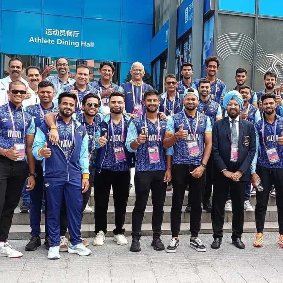 ಏಷ್ಯನ್ ಗೇಮ್ಸ್ 2023 ಕ್ರಿಕೆಟ್ ವಿಭಾಗದಲ್ಲಿ ಮಹಿಳಾ ತಂಡವು ಚಿನ್ನದ ಪದಕಕ್ಕೆ ಕೊರಳೊಡ್ಡಿತ್ತು. ಇದೀಗ ಭಾರತ ಪುರುಷರ ಕ್ರಿಕೆಟ್ ತಂಡ ಚಿನ್ನದ ಪದಕ ಗೆಲ್ಲುವ ಸರದಿ. ರುತುರಾಜ್ ಗಾಯಕ್ವಾಡ್ ನಾಯಕತ್ವದ ಟೀಮ್ ಇಂಡಿಯಾ ಮಂಗಳವಾರ ಅಕ್ಟೋಬರ್ 3 ರಿಂದ ಏಷ್ಯನ್ ಗೇಮ್ಸ್ನಲ್ಲಿ ತನ್ನ ಅಭಿಯಾನವನ್ನು ಪ್ರಾರಂಭಿಸಲಿದೆ. ಏಷ್ಯನ್ ಗೇಮ್ಸ್ನಲ್ಲಿ ಕ್ರಿಕೆಟ್ ಪಂದ್ಯ ಟಿ20 ಮಾದರಿಯಲ್ಲಿ ನಡೆಯುತ್ತಿದೆ.