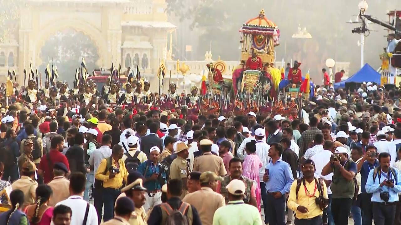 ಸತತ 4ನೇ ಬಾರಿಗೆ 750 ಕೆಜಿ ತೂಕದ ಚಿನ್ನದ ಅಂಬಾರಿಯನ್ನು ‘ಅಭಿಮನ್ಯು’ ಹೊತ್ತು ಸಾಗುತ್ತಿದ್ದು, ಅಭಿಮನ್ಯುಗೆ ಕುಮ್ಕಿ ಆನೆಗಳಾದ ಲಕ್ಷ್ಮೀ, ವಿಜಯಾ ಸಾಥ್ ನೀಡುತ್ತಿವೆ.