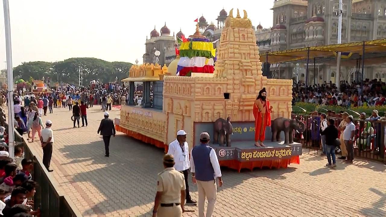 ಅರಮನೆಯಿಂದ ಬನ್ನಿಮಂಟಪದವರೆಗೆ ಈ ಮೆರವಣಿಗೆ ನಡೆಯಲಿದೆ. ಜಂಬೂಸವಾರಿಯಲ್ಲಿ 49 ಸ್ತಬ್ದಚಿತ್ರಗಳು, ವಿವಿಧ ಕಲಾತಂಡಗಳು ಭಾಗಿಯಾಗಿದ್ದು, ಲಕ್ಷಾಂತರ ಜನರು ದಸರಾ ಜಂಬೂಸವಾರಿಗೆ ಸಾಕ್ಷಿಯಾಗಲಿದ್ದಾರೆ.