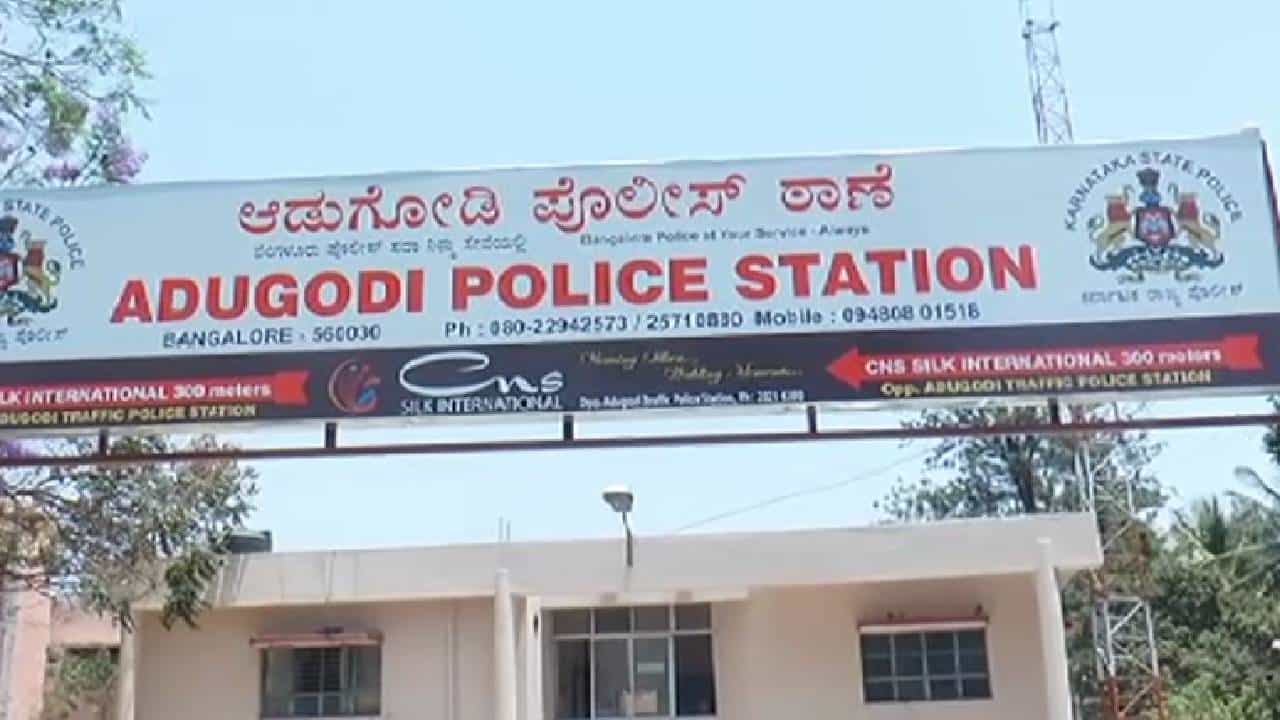 ಬೆಂಗಳೂರು: ಪೊಲೀಸ್ ಠಾಣೆಯಲ್ಲಿ ಎಎಸ್ಐ ಮೇಲೆ ಚಪ್ಪಲಿ ಎಸೆದು, ಪಿಎಸ್ಐಗೆ ಕಚ್ಚಿದ ಮಹಿಳೆ ಬೆಂಗಳೂರು: ಪೊಲೀಸ್ ಠಾಣೆಯಲ್ಲಿ ಎಎಸ್ಐ ಮೇಲೆ ಚಪ್ಪಲಿ ಎಸೆದು, ಪಿಎಸ್ಐಗೆ ಕಚ್ಚಿದ ಮಹಿಳೆ