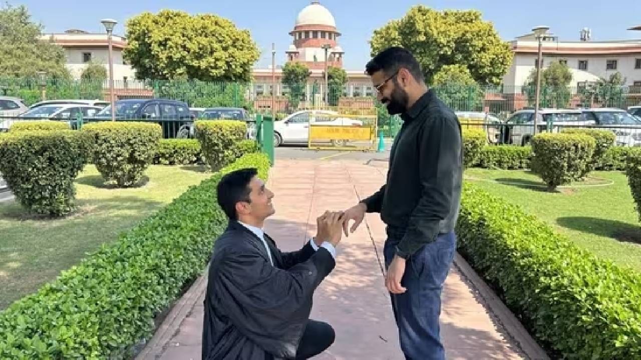 ಸುಪ್ರೀಂಕೋರ್ಟ್ ಎದುರು ಪ್ರಪೋಸ್ ಮಾಡಿ, ಉಂಗುರ ಬದಲಿಸಿಕೊಂಡು ಗಮನ ಸೆಳೆದ ಸಲಿಂಗಿ ವಕೀಲರು ಸುಪ್ರೀಂಕೋರ್ಟ್ ಎದುರು ಪ್ರಪೋಸ್ ಮಾಡಿ, ಉಂಗುರ ಬದಲಿಸಿಕೊಂಡು ಗಮನ ಸೆಳೆದ ಸಲಿಂಗಿ ವಕೀಲರು