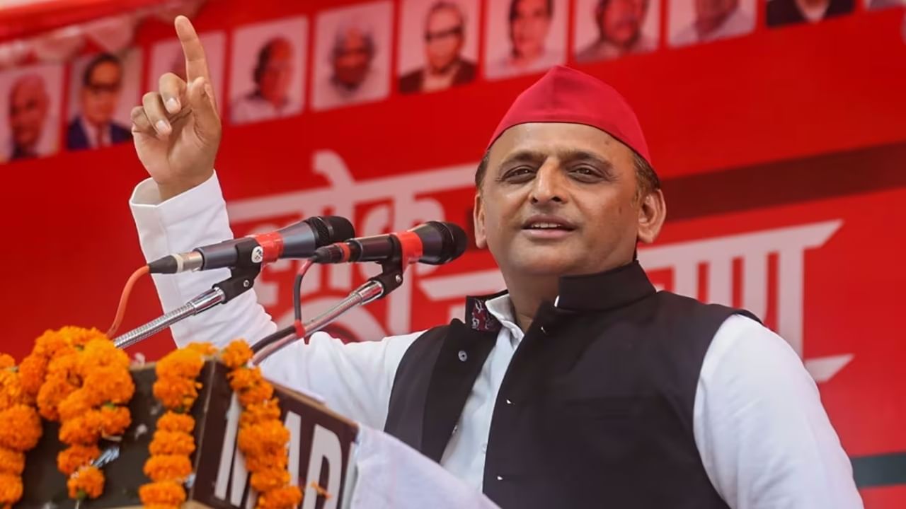 ಸಮಾಜವಾದಿ ಪಕ್ಷದ ಕಚೇರಿ ಹೊರಗೆ 'ಭವಿಷ್ಯದ ಪ್ರಧಾನಿ ಅಖಿಲೇಶ್' ಎಂಬ ಹೋರ್ಡಿಂಗ್; ಇಂಡಿಯಾ ಮೈತ್ರಿಕೂಟದಲ್ಲಿ ಬಿಕ್ಕಟ್ಟು? ಸಮಾಜವಾದಿ ಪಕ್ಷದ ಕಚೇರಿ ಹೊರಗೆ 'ಭವಿಷ್ಯದ ಪ್ರಧಾನಿ ಅಖಿಲೇಶ್' ಎಂಬ ಹೋರ್ಡಿಂಗ್; ಇಂಡಿಯಾ ಮೈತ್ರಿಕೂಟದಲ್ಲಿ ಬಿಕ್ಕಟ್ಟು?
