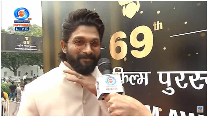 ರಾಷ್ಟ್ರ ಪ್ರಶಸ್ತಿ ಸ್ವೀಕರಿಸಲು ದೆಹಲಿಗೆ ಹೋಗಿ ‘ತಗ್ಗೆದೆಲೆ..’ ಡೈಲಾಗ್ ಹೊಡೆದ ಅಲ್ಲು ಅರ್ಜುನ್; ವಿಡಿಯೋ ನೋಡಿ ರಾಷ್ಟ್ರ ಪ್ರಶಸ್ತಿ ಸ್ವೀಕರಿಸಲು ದೆಹಲಿಗೆ ಹೋಗಿ ‘ತಗ್ಗೆದೆಲೆ..’ ಡೈಲಾಗ್ ಹೊಡೆದ ಅಲ್ಲು ಅರ್ಜುನ್; ವಿಡಿಯೋ ನೋಡಿ
