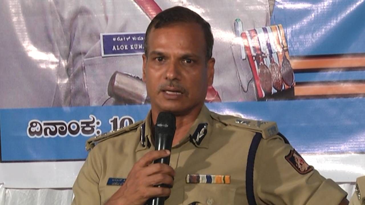 ದಾವಣಗೆರೆ: ದಂಡ ಕಟ್ಟದ ವಾಹನ ಸವಾರರ ಮನೆಗೆ ಹೋಗಿ ದಂಡ ವಸೂಲಿಗೆ ಸೂಚಿಸಿದ ಎಡಿಜಿಪಿ ಅಲೋಕ್ ಕುಮಾರ್ ದಾವಣಗೆರೆ: ದಂಡ ಕಟ್ಟದ ವಾಹನ ಸವಾರರ ಮನೆಗೆ ಹೋಗಿ ದಂಡ ವಸೂಲಿಗೆ ಸೂಚಿಸಿದ ಎಡಿಜಿಪಿ ಅಲೋಕ್ ಕುಮಾರ್