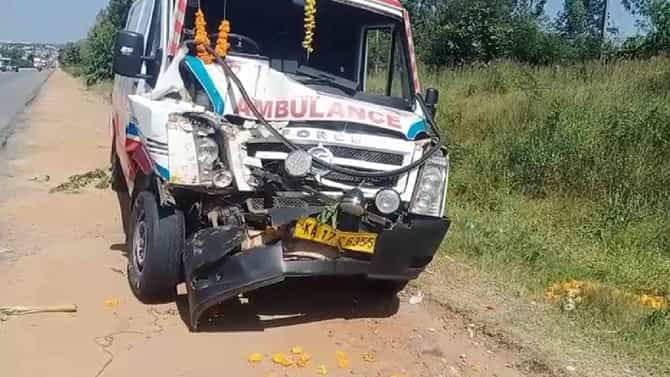 ಬೊಮ್ಮನಹಳ್ಳಿ ಬಳಿ ಲಾರಿಗೆ ಆ್ಯಂಬುಲೆನ್ಸ್​ ಡಿಕ್ಕಿ; ರೋಗಿ ಸಾವು