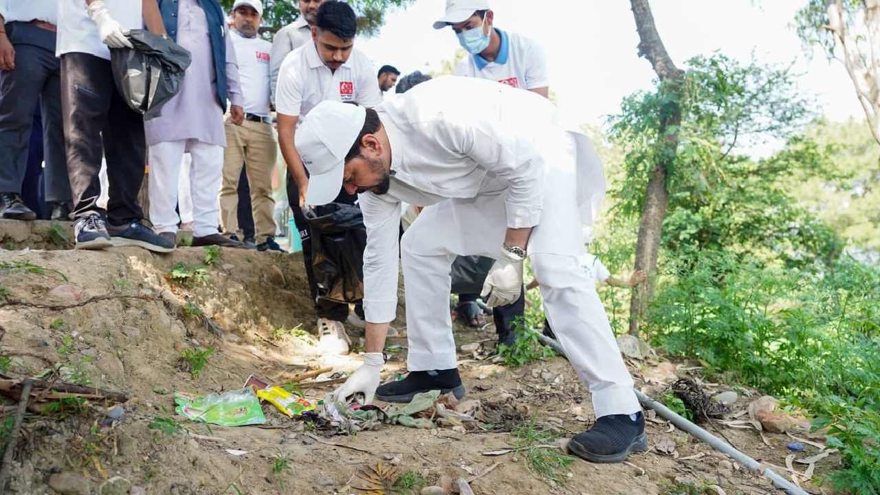 Swachhata Hi Seva: ಬನ್ನಿ ದೇಶವನ್ನು ಸ್ವಚ್ಛ ಹಾಗೂ ಸುಂದರವಾಗಿಸೋಣ: ಹಮೀಪುರದಲ್ಲಿ ಕೇಂದ್ರ ಸಚಿವ ಅನುರಾಗ್ ಠಾಕೂರ್ ಶ್ರಮದಾನ Swachhata Hi Seva: ಬನ್ನಿ ದೇಶವನ್ನು ಸ್ವಚ್ಛ ಹಾಗೂ ಸುಂದರವಾಗಿಸೋಣ: ಹಮೀಪುರದಲ್ಲಿ ಕೇಂದ್ರ ಸಚಿವ ಅನುರಾಗ್ ಠಾಕೂರ್ ಶ್ರಮದಾನ