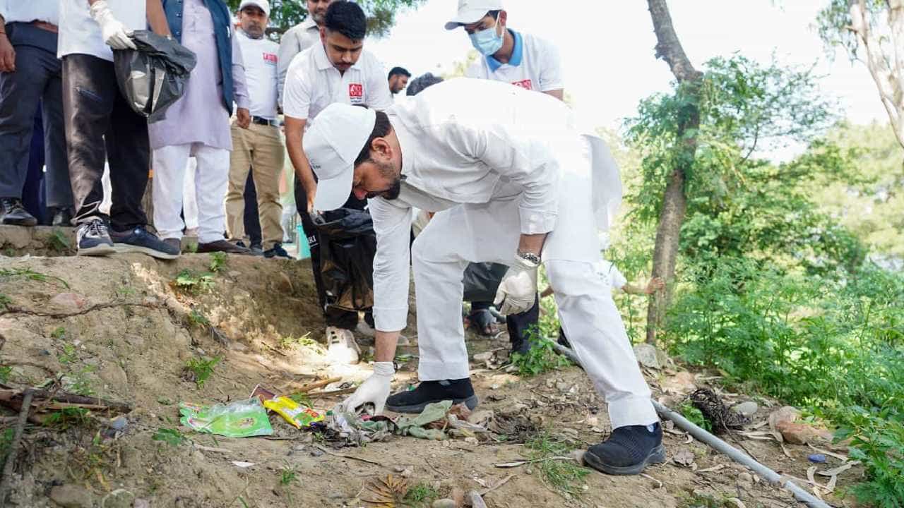 Swachhata Hi Seva: ಬನ್ನಿ ದೇಶವನ್ನು ಸ್ವಚ್ಛ ಹಾಗೂ ಸುಂದರವಾಗಿಸೋಣ: ಹಮೀಪುರದಲ್ಲಿ ಕೇಂದ್ರ ಸಚಿವ ಅನುರಾಗ್ ಠಾಕೂರ್ ಶ್ರಮದಾನ Swachhata Hi Seva: ಬನ್ನಿ ದೇಶವನ್ನು ಸ್ವಚ್ಛ ಹಾಗೂ ಸುಂದರವಾಗಿಸೋಣ: ಹಮೀಪುರದಲ್ಲಿ ಕೇಂದ್ರ ಸಚಿವ ಅನುರಾಗ್ ಠಾಕೂರ್ ಶ್ರಮದಾನ
