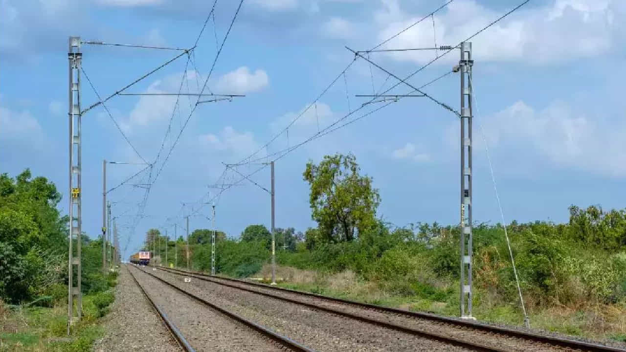 ಜಗಳವಾಡಿದ್ದ ಹೆಂಡತಿಯನ್ನು ರೈಲ್ವೆ ಹಳಿ ಮೇಲೆ ತಬ್ಬಿ ಸಂತೈಸುತ್ತಿದ್ದ ಗಂಡ... ರೈಲು ಬಂದು ಇಬ್ಬರನ್ನೂ ಸ್ವಾಹಾ ಮಾಡಿತು, ಎಲ್ಲಿ? ಜಗಳವಾಡಿದ್ದ ಹೆಂಡತಿಯನ್ನು ರೈಲ್ವೆ ಹಳಿ ಮೇಲೆ ತಬ್ಬಿ ಸಂತೈಸುತ್ತಿದ್ದ ಗಂಡ... ರೈಲು ಬಂದು ಇಬ್ಬರನ್ನೂ ಸ್ವಾಹಾ ಮಾಡಿತು, ಎಲ್ಲಿ?