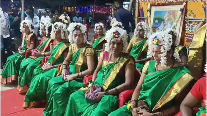 ಗದಗ: ನವರಾತ್ರಿ ಅಂಗವಾಗಿ ನಡೆದ ಅದ್ಧೂರಿ ಸಾಮೂಹಿಕ ಸೀಮಂತ ಕಾರ್ಯ