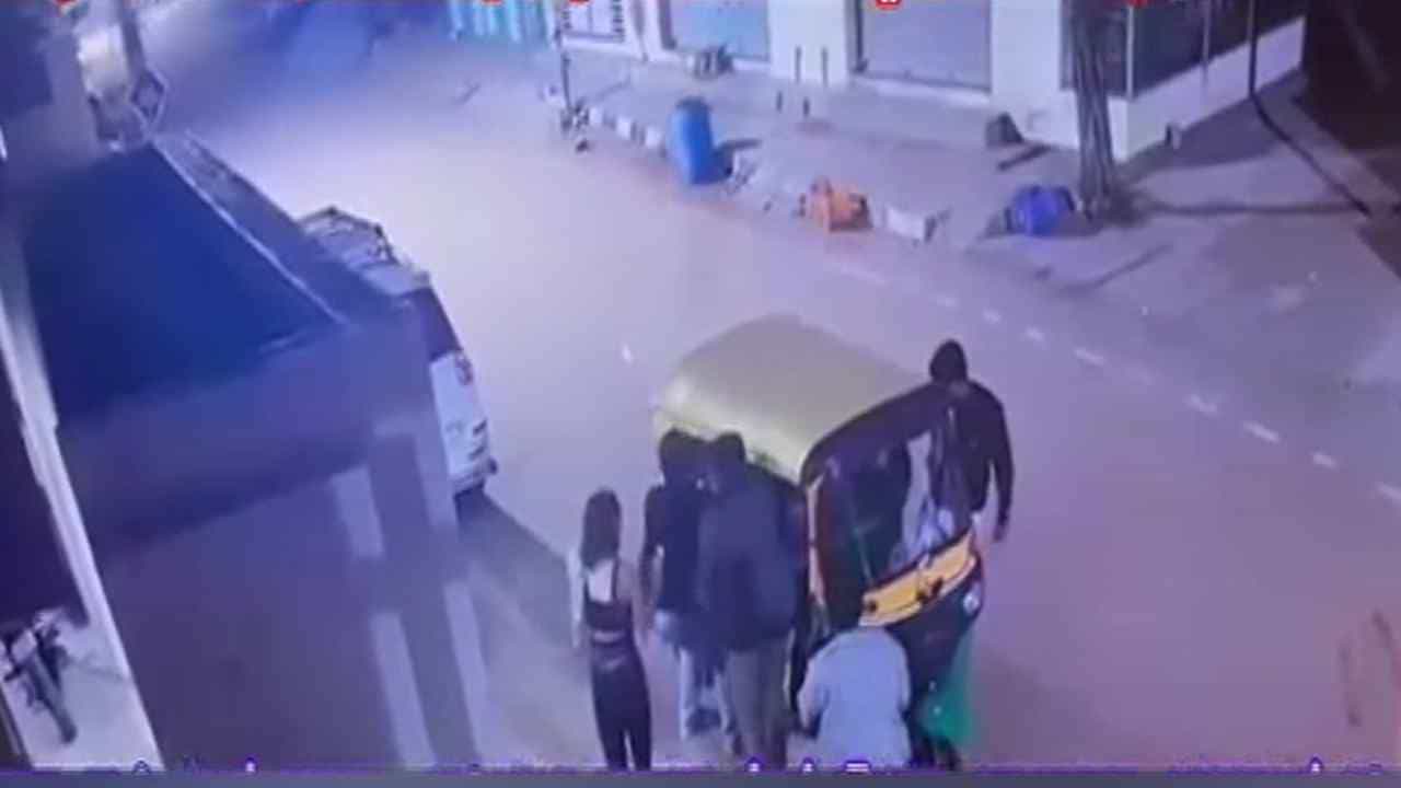 ಬೆಂಗಳೂರು: ನಡುರಾತ್ರಿ ಊಬರ್ ಆಟೋ ಅಡ್ಡಗಟ್ಟಿ ಹಲ್ಲೆ ನಡೆಸಿದ ಕ್ಯಾಬ್ ಚಾಲಕರು ಬೆಂಗಳೂರು: ನಡುರಾತ್ರಿ ಊಬರ್ ಆಟೋ ಅಡ್ಡಗಟ್ಟಿ ಹಲ್ಲೆ ನಡೆಸಿದ ಕ್ಯಾಬ್ ಚಾಲಕರು