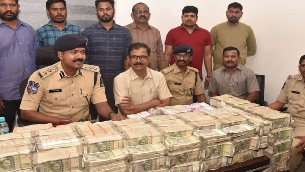 ಹೈದರಾಬಾದ್: ಬಂಜಾರಾ ಹಿಲ್ಸ್ನಲ್ಲಿ ₹3.35 ಕೋಟಿ ನಗದು ವಶ, ಮೂವರ ಬಂಧನ ಹೈದರಾಬಾದ್: ಬಂಜಾರಾ ಹಿಲ್ಸ್ನಲ್ಲಿ ₹3.35 ಕೋಟಿ ನಗದು ವಶ, ಮೂವರ ಬಂಧನ
