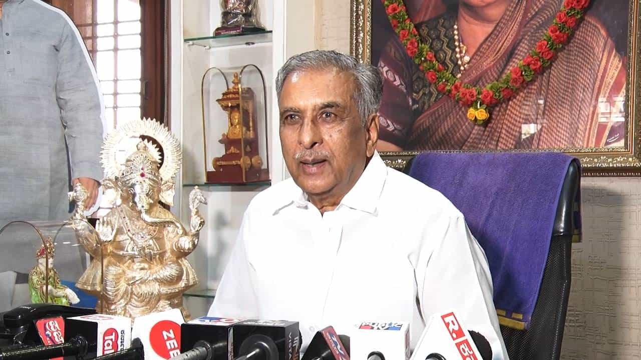 ಇವತ್ತಿನ ದಿನದಲ್ಲಿ ರಾಜಕಾರಣದ ಬಗ್ಗೆ ಮಾತನಾಡದಿರುವುದೇ ಒಳ್ಳೇದು; ಬಸವರಾಜ್ ಹೊರಟ್ಟಿ ಬೇಸರ ಇವತ್ತಿನ ದಿನದಲ್ಲಿ ರಾಜಕಾರಣದ ಬಗ್ಗೆ ಮಾತನಾಡದಿರುವುದೇ ಒಳ್ಳೇದು; ಬಸವರಾಜ್ ಹೊರಟ್ಟಿ ಬೇಸರ