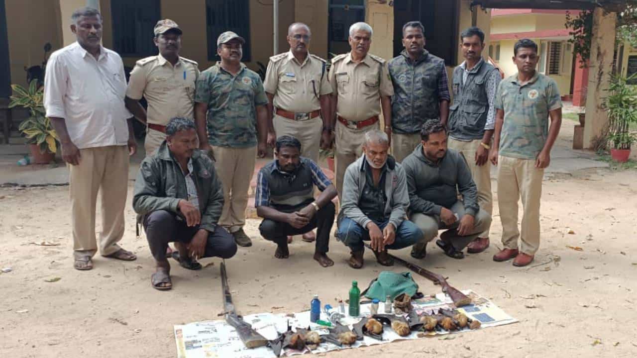 ತುಮಕೂರು: ಮಾಂಸಕ್ಕಾಗಿ ಬಾವಲಿಗಳ ಬೇಟೆ: ನಾಲ್ವರನ್ನು ಬಂಧಿಸಿದ ಅರಣ್ಯಾಧಿಕಾರಿಗಳು ತುಮಕೂರು: ಮಾಂಸಕ್ಕಾಗಿ ಬಾವಲಿಗಳ ಬೇಟೆ: ನಾಲ್ವರನ್ನು ಬಂಧಿಸಿದ ಅರಣ್ಯಾಧಿಕಾರಿಗಳು