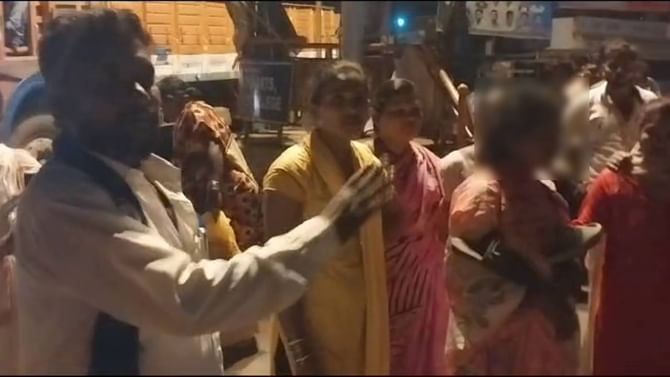 ಬೆಳಗಾವಿಯಲ್ಲಿ ಅಮಾನವೀಯ ಘಟನೆ; ಮಹಿಳೆಗೆ ಚಪ್ಪಲಿ ಹಾರ ಹಾಕಿ ಮೆರವಣಿಗೆ