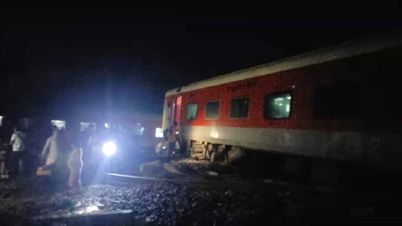 Bihar Train Accident: ಬಿಹಾರದಲ್ಲಿ ಈಶಾನ್ಯ ಎಕ್ಸ್ಪ್ರೆಸ್ ರೈಲು ಅಪಘಾತ ! Bihar Train Accident: ಬಿಹಾರದಲ್ಲಿ ಈಶಾನ್ಯ ಎಕ್ಸ್ಪ್ರೆಸ್ ರೈಲು ಅಪಘಾತ !