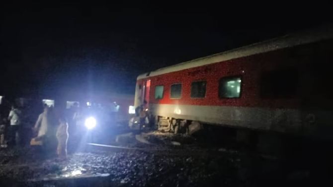 Bihar Train Accident: ಬಿಹಾರದಲ್ಲಿ ಈಶಾನ್ಯ ಎಕ್ಸ್ಪ್ರೆಸ್ ರೈಲು ಅಪಘಾತ Bihar Train Accident: ಬಿಹಾರದಲ್ಲಿ ಈಶಾನ್ಯ ಎಕ್ಸ್ಪ್ರೆಸ್ ರೈಲು ಅಪಘಾತ