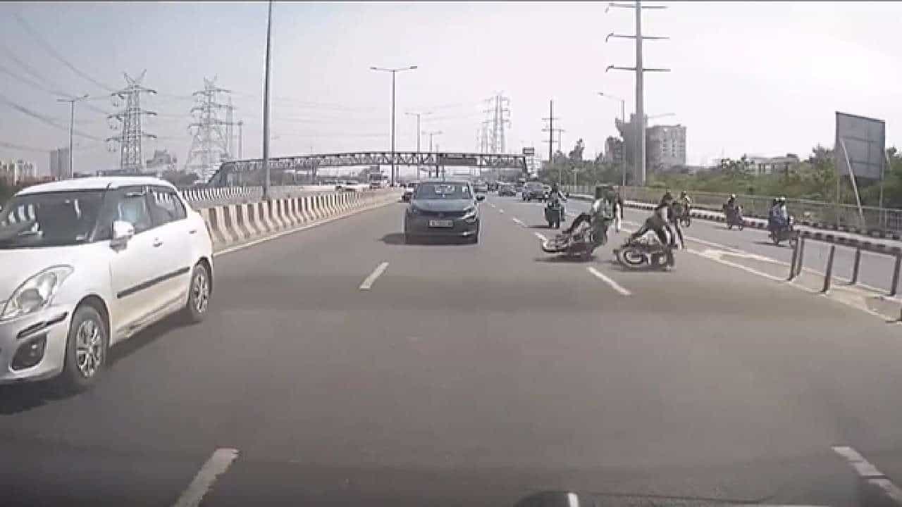 Viral Video: ಬೈಕ್ ಆ್ಯಕ್ಸಿಡೆಂಟ್; ಇವನ ತಪ್ಪಿಗೆ ಅವನಿಗೆ ಶಿಕ್ಷೆ, ಈ ಹುಡುಗರಿಗೆ ಸೈಡ್ಮಿರರ್ ಯಾಕೆ ಬೇಡ? Viral Video: ಬೈಕ್ ಆ್ಯಕ್ಸಿಡೆಂಟ್; ಇವನ ತಪ್ಪಿಗೆ ಅವನಿಗೆ ಶಿಕ್ಷೆ, ಈ ಹುಡುಗರಿಗೆ ಸೈಡ್ಮಿರರ್ ಯಾಕೆ ಬೇಡ?