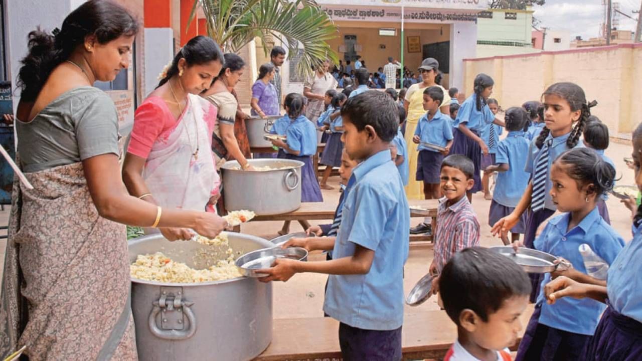 ಬಿಸಿಯೂಟ ಯೋಜನೆ: ರಾಜ್ಯ ಮತ್ತು ಕೇಂದ್ರ ಸರ್ಕಾರದಿಂದ 212 ಕೋಟಿ ರೂ. ಹಣ ಬಿಡುಗಡೆ ಬಿಸಿಯೂಟ ಯೋಜನೆ: ರಾಜ್ಯ ಮತ್ತು ಕೇಂದ್ರ ಸರ್ಕಾರದಿಂದ 212 ಕೋಟಿ ರೂ. ಹಣ ಬಿಡುಗಡೆ