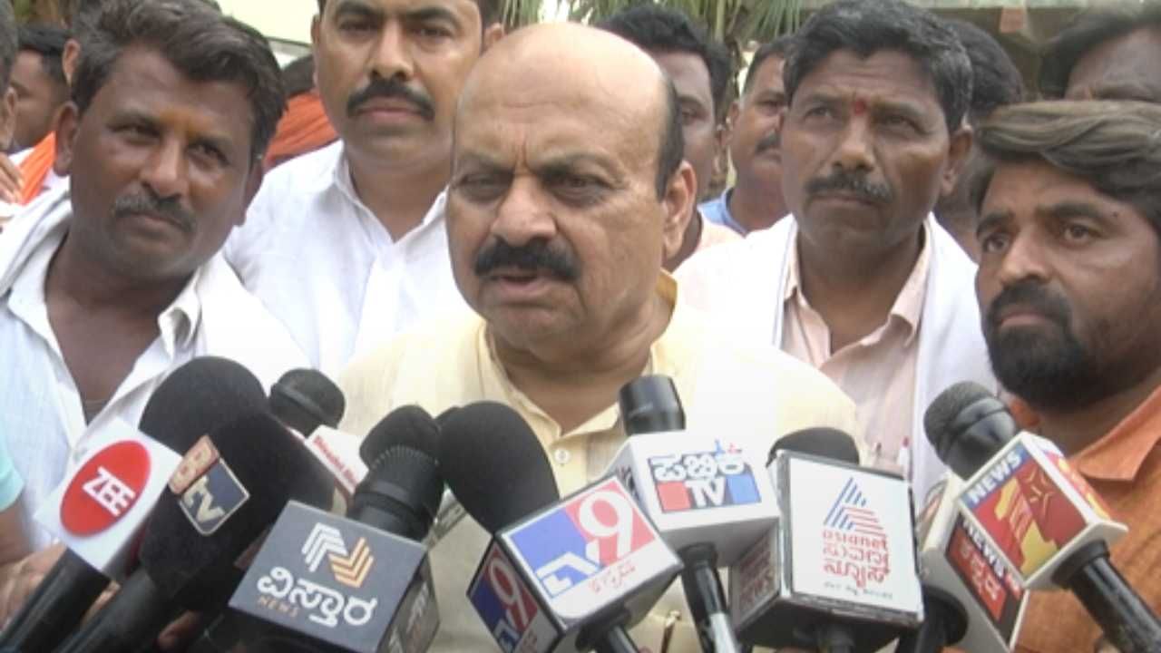 ಇದು ಜಾತಿ ಗಣತಿಯೋ? ಶೈಕ್ಷಣಿಕ ಗಣತಿಯೋ? ಸಿಎಂ ಸಿದ್ದರಾಮಯ್ಯ ಸ್ಪಷ್ಟನೆ ನೀಡಲಿ: ಮಾಜಿ ಸಿಎಂ ಬೊಮ್ಮಾಯಿ ಇದು ಜಾತಿ ಗಣತಿಯೋ? ಶೈಕ್ಷಣಿಕ ಗಣತಿಯೋ? ಸಿಎಂ ಸಿದ್ದರಾಮಯ್ಯ ಸ್ಪಷ್ಟನೆ ನೀಡಲಿ: ಮಾಜಿ ಸಿಎಂ ಬೊಮ್ಮಾಯಿ