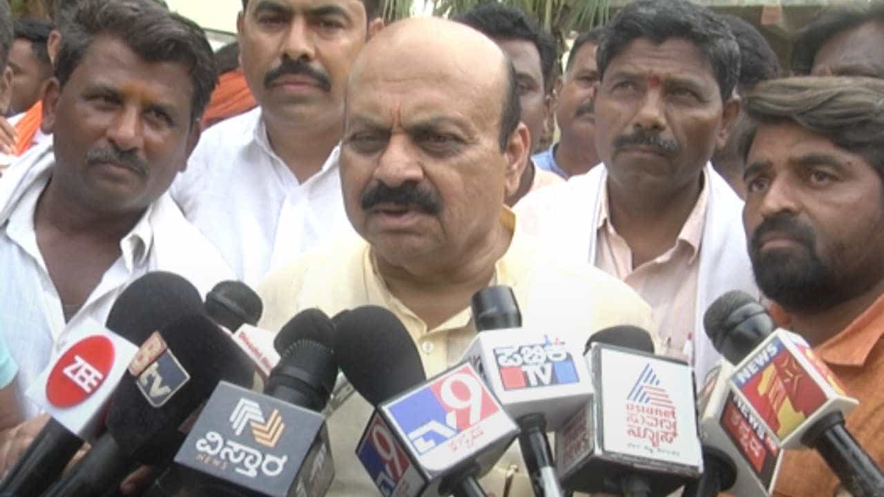 ಇದು ಜಾತಿ ಗಣತಿಯೋ? ಶೈಕ್ಷಣಿಕ ಗಣತಿಯೋ? ಸಿಎಂ ಸಿದ್ದರಾಮಯ್ಯ ಸ್ಪಷ್ಟನೆ ನೀಡಲಿ: ಮಾಜಿ ಸಿಎಂ ಬೊಮ್ಮಾಯಿ ಇದು ಜಾತಿ ಗಣತಿಯೋ? ಶೈಕ್ಷಣಿಕ ಗಣತಿಯೋ? ಸಿಎಂ ಸಿದ್ದರಾಮಯ್ಯ ಸ್ಪಷ್ಟನೆ ನೀಡಲಿ: ಮಾಜಿ ಸಿಎಂ ಬೊಮ್ಮಾಯಿ