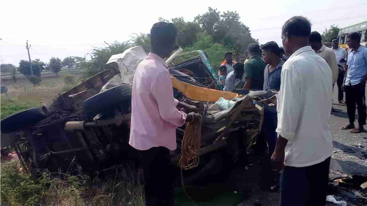 ಬಾಗಲಕೋಟೆ: ಕಾರು, ಗೂಡ್ಸ್​ ವಾಹನ ನಡುವೆ ಮುಖಾಮುಖಿ ಡಿಕ್ಕಿ-ಇಬ್ಬರು ಧಾರುಣ ಸಾವು