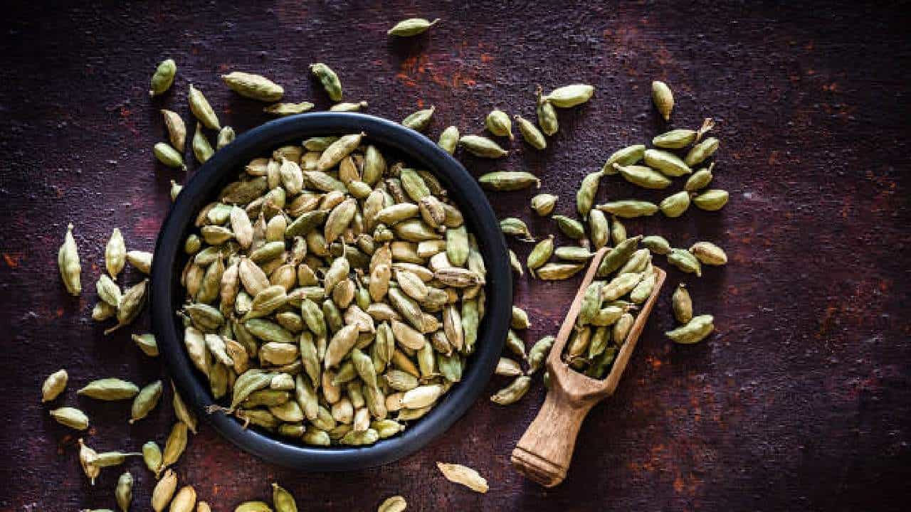 Weight Loss Tips: ಏಲಕ್ಕಿಯಿಂದ ನಿಮ್ಮ ದೇಹದ ಕೊಬ್ಬು ಕರಗಿಸುವುದು ಹೇಗೆ? Weight Loss Tips: ಏಲಕ್ಕಿಯಿಂದ ನಿಮ್ಮ ದೇಹದ ಕೊಬ್ಬು ಕರಗಿಸುವುದು ಹೇಗೆ?