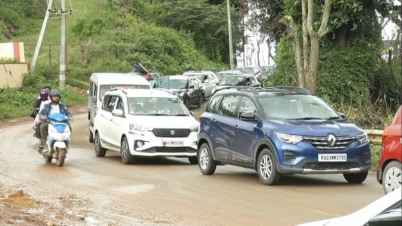 ಸಾಲು ಸಾಲು ರಜೆ: ಚಿಕ್ಕಮಗಳೂರಿನ ಪ್ರವಾಸಿ ತಾಣಗಳತ್ತ ಪ್ರವಾಸಿಗರ ದಂಡು, ಫುಲ್ ಟ್ರಾಫಿಕ್ ಜಾಮ್