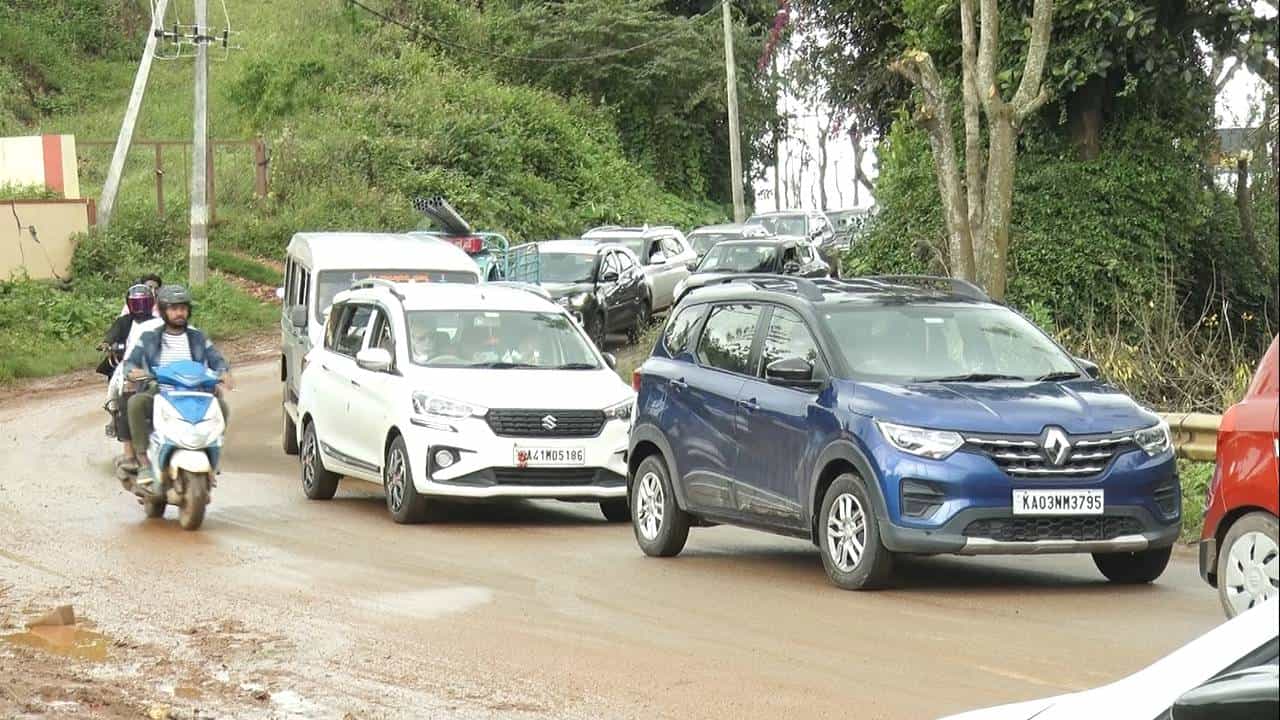 ಸಾಲು ಸಾಲು ರಜೆ: ಚಿಕ್ಕಮಗಳೂರಿನ ಪ್ರವಾಸಿ ತಾಣಗಳತ್ತ ಪ್ರವಾಸಿಗರ ದಂಡು, ಫುಲ್ ಟ್ರಾಫಿಕ್ ಜಾಮ್ ಸಾಲು ಸಾಲು ರಜೆ: ಚಿಕ್ಕಮಗಳೂರಿನ ಪ್ರವಾಸಿ ತಾಣಗಳತ್ತ ಪ್ರವಾಸಿಗರ ದಂಡು, ಫುಲ್ ಟ್ರಾಫಿಕ್ ಜಾಮ್