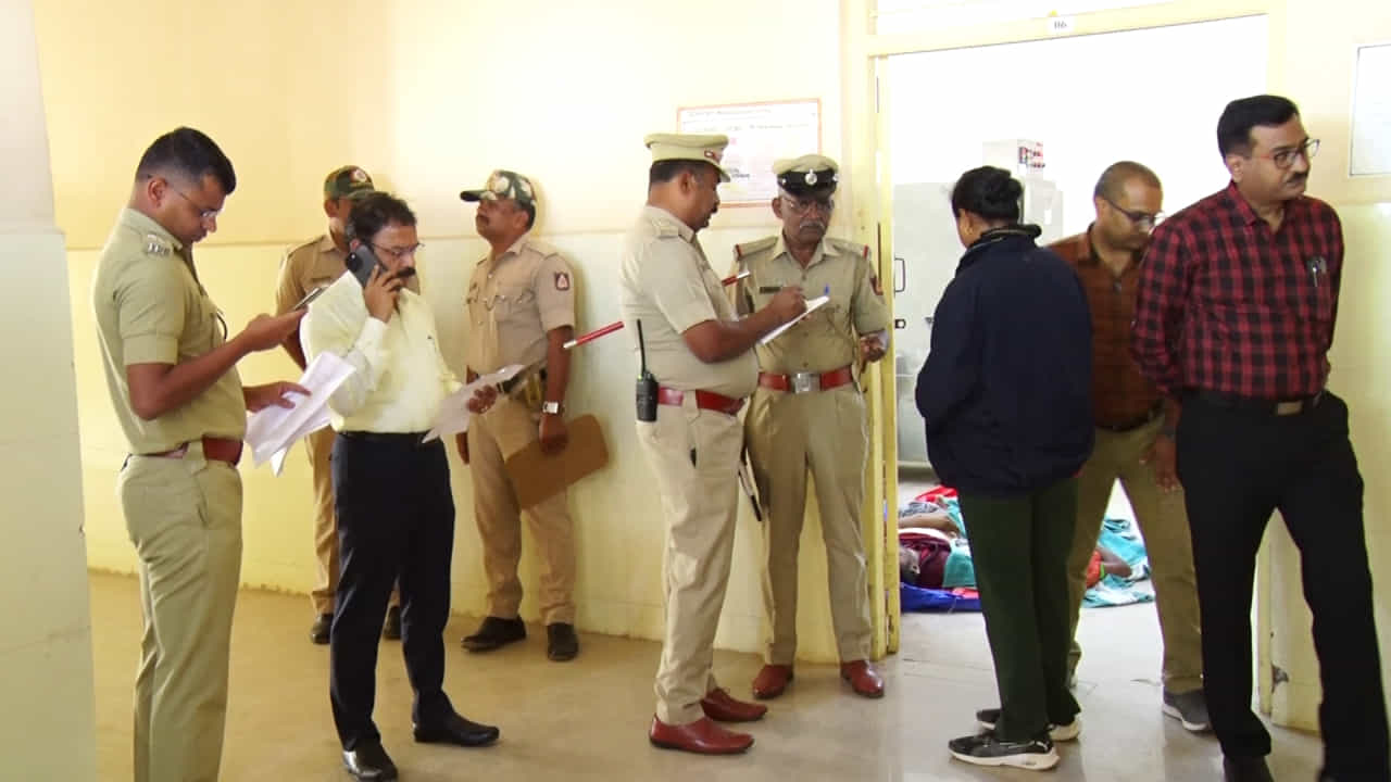 Chikkaballapur Accident : ಮಂಜು ಮುಸುಕಿದ ಮಬ್ಬು ರಸ್ತೆಯಲ್ಲಿ ಭೀಕರ ಅಪಘಾತ, ಮೃತ ನತದೃಷ್ಟರ ವಿಳಾಸ-ವಿವರಗಳು ಇಲ್ಲಿವೆ Chikkaballapur Accident : ಮಂಜು ಮುಸುಕಿದ ಮಬ್ಬು ರಸ್ತೆಯಲ್ಲಿ ಭೀಕರ ಅಪಘಾತ, ಮೃತ ನತದೃಷ್ಟರ ವಿಳಾಸ-ವಿವರಗಳು ಇಲ್ಲಿವೆ