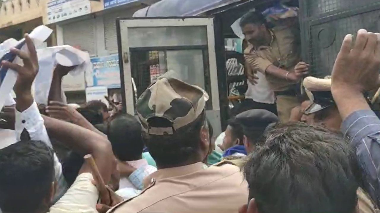 ಚಿಕ್ಕಮಗಳೂರು: ಮಹಿಷ ದಸರಾ ಆಚರಣೆಗೆ ಮುಂದಾದ ನೂರಾರು ಜನರು ವಶಕ್ಕೆ ಚಿಕ್ಕಮಗಳೂರು: ಮಹಿಷ ದಸರಾ ಆಚರಣೆಗೆ ಮುಂದಾದ ನೂರಾರು ಜನರು ವಶಕ್ಕೆ
