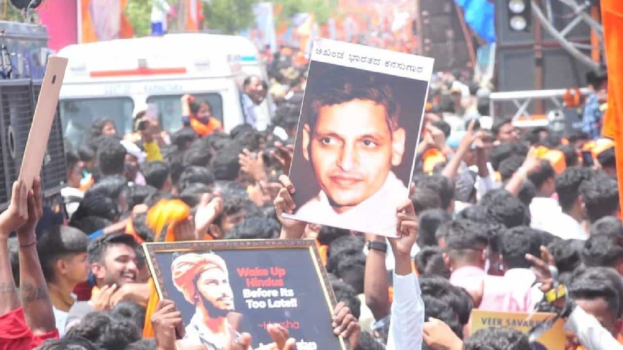 ಚಿತ್ರದುರ್ಗದಲ್ಲಿ ಹಿಂದೂ ಮಹಾಗಣಪತಿ ಶೋಭಯಾತ್ರೆ ವೇಳೆ ಗೋಡ್ಸೆ ಚಿತ್ರ ಪ್ರದರ್ಶನ: ಕೇಸ್​ ಬುಕ್​
