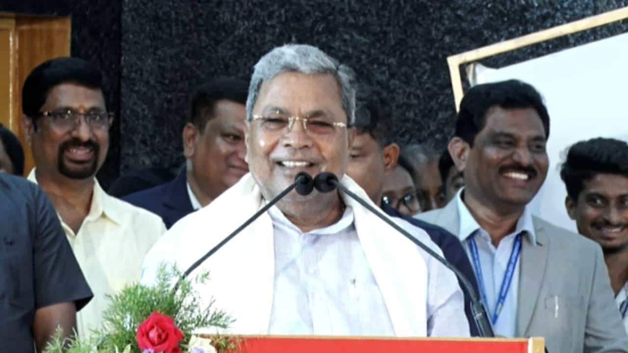 ತಿಪ್ಪರಲಾಗ ಹಾಕಿದರು ಮೆಡಿಕಲ್ ಸೀಟು ಸಿಗಲಿಲ್ಲ: ಕಾಲೇಜು ದಿನಗಳ ನೆನಪು ಮೆಲಕು ಹಾಕಿದ ಸಿಎಂ ಸಿದ್ದರಾಮಯ್ಯ ತಿಪ್ಪರಲಾಗ ಹಾಕಿದರು ಮೆಡಿಕಲ್ ಸೀಟು ಸಿಗಲಿಲ್ಲ: ಕಾಲೇಜು ದಿನಗಳ ನೆನಪು ಮೆಲಕು ಹಾಕಿದ ಸಿಎಂ ಸಿದ್ದರಾಮಯ್ಯ