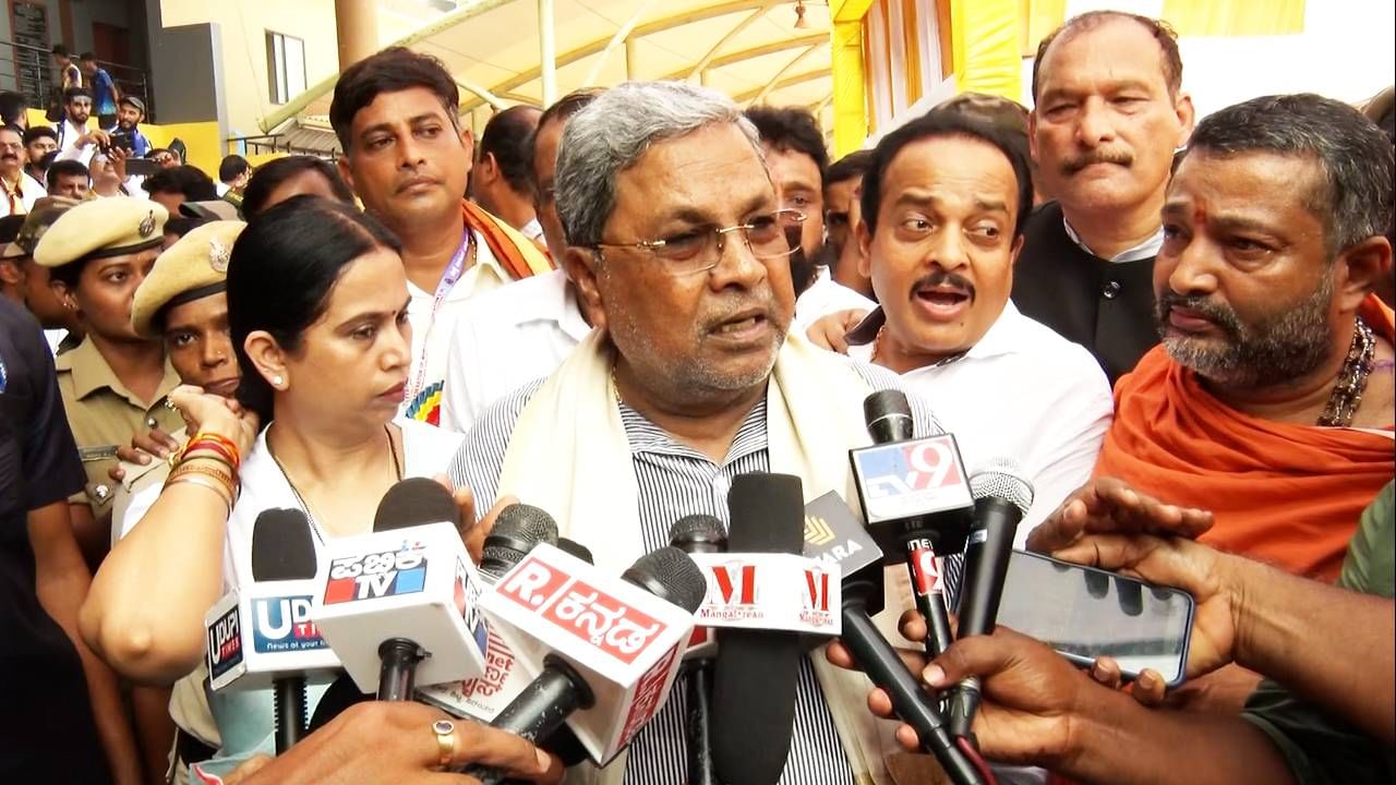 ಕನಕಪುರ ಬೆಂಗಳೂರಿಗೆ ಸೇರಿಸುವ ವಿಚಾರ: ನನ್ನ ಜೊತೆ ಯಾರೂ ಚರ್ಚಿಸಿಲ್ಲ ಎಂದ ಸಿಎಂ ಸಿದ್ದರಾಮಯ್ಯ ಕನಕಪುರ ಬೆಂಗಳೂರಿಗೆ ಸೇರಿಸುವ ವಿಚಾರ: ನನ್ನ ಜೊತೆ ಯಾರೂ ಚರ್ಚಿಸಿಲ್ಲ ಎಂದ ಸಿಎಂ ಸಿದ್ದರಾಮಯ್ಯ