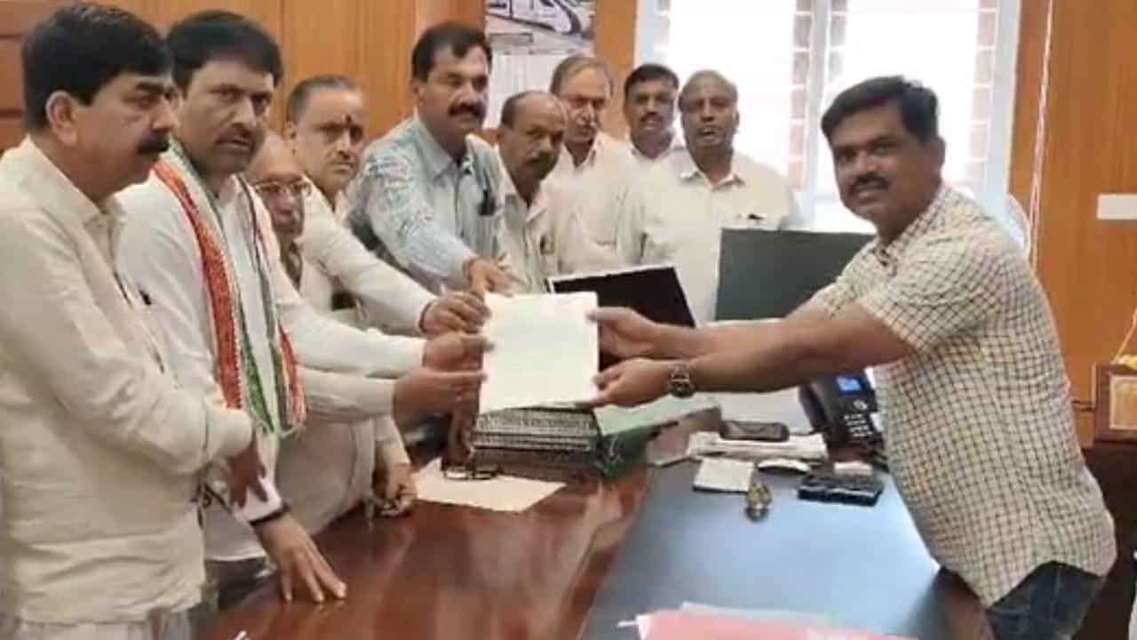 ಹೆಚ್ಡಿ ಕುಮಾರಸ್ವಾಮಿ ವಿರುದ್ಧ ಮಾತಾಡಿದ್ದಕ್ಕೆ ಕೆಪಿಸಿಸಿ ವಕ್ತಾರ ಎಂ ಲಕ್ಷ್ಮಣಗೆ ಬೆದರಿಕೆ ಕರೆ: ಕಾಂಗ್ರೆಸ್ ದೂರು ಹೆಚ್ಡಿ ಕುಮಾರಸ್ವಾಮಿ ವಿರುದ್ಧ ಮಾತಾಡಿದ್ದಕ್ಕೆ ಕೆಪಿಸಿಸಿ ವಕ್ತಾರ ಎಂ ಲಕ್ಷ್ಮಣಗೆ ಬೆದರಿಕೆ ಕರೆ: ಕಾಂಗ್ರೆಸ್ ದೂರು