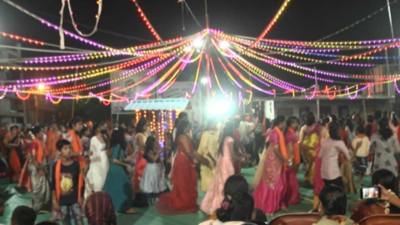 ಕೈಯಲ್ಲಿ ಕೊಲು, ಡಿಜೆ ಸಾಂಗ್ಗೆ ಮಸ್ತ್ ಸ್ಟೆಪ್ಸ್: ನವರಾತ್ರಿ ಸಂಭ್ರಮದಲಿ ಯುವಕ ಯುವತಿಯರ ದಾಂಡಿಯಾ ನೃತ್ಯ ಕೈಯಲ್ಲಿ ಕೊಲು, ಡಿಜೆ ಸಾಂಗ್ಗೆ ಮಸ್ತ್ ಸ್ಟೆಪ್ಸ್: ನವರಾತ್ರಿ ಸಂಭ್ರಮದಲಿ ಯುವಕ ಯುವತಿಯರ ದಾಂಡಿಯಾ ನೃತ್ಯ