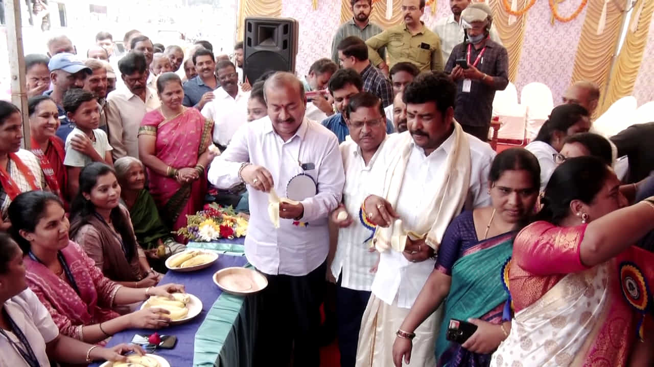 ಬಾಳೆಹಣ್ಣು ಸುಲಿದಷ್ಟು ಸುಲಭವಲ್ಲ ಅದನ್ನು ತಿನ್ನುವುದು! ಜಸ್ಟ್ ಎರಡು ನಿಮಿಷದಲ್ಲಿ ನೀವು ಎಷ್ಟು ಬಾಳೆಹಣ್ಣು ತಿನ್ನಬಲ್ಲಿರಿ? ಬಾಳೆಹಣ್ಣು ಸುಲಿದಷ್ಟು ಸುಲಭವಲ್ಲ ಅದನ್ನು ತಿನ್ನುವುದು! ಜಸ್ಟ್ ಎರಡು ನಿಮಿಷದಲ್ಲಿ ನೀವು ಎಷ್ಟು ಬಾಳೆಹಣ್ಣು ತಿನ್ನಬಲ್ಲಿರಿ?