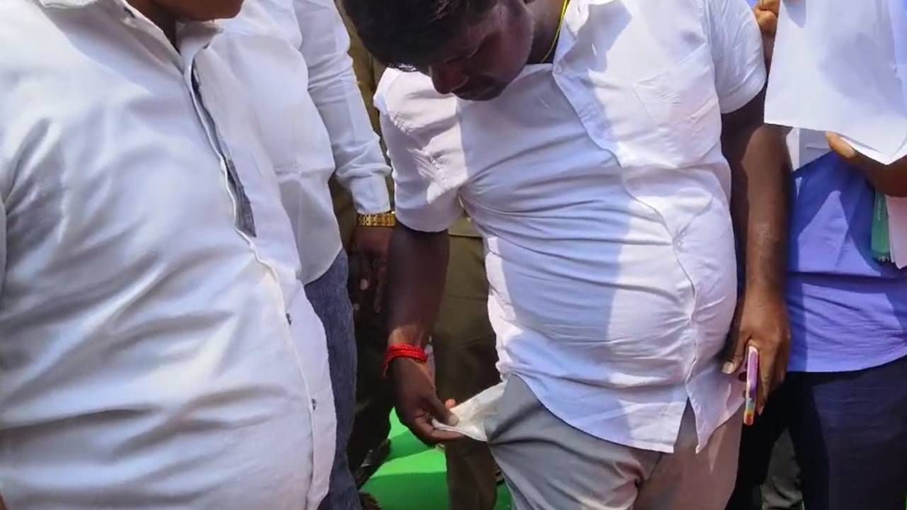 ಡಿಸಿಎಂ ಕಾರ್ಯಕ್ರಮದಲ್ಲಿ ಕಳ್ಳನ ಕೈಚಳಕ; ಶಾಸಕರ ಆಪ್ತ ಸಹಾಯಕನ ಜೇಬಿಗೆ ಕತ್ತರಿ ಡಿಸಿಎಂ ಕಾರ್ಯಕ್ರಮದಲ್ಲಿ ಕಳ್ಳನ ಕೈಚಳಕ; ಶಾಸಕರ ಆಪ್ತ ಸಹಾಯಕನ ಜೇಬಿಗೆ ಕತ್ತರಿ