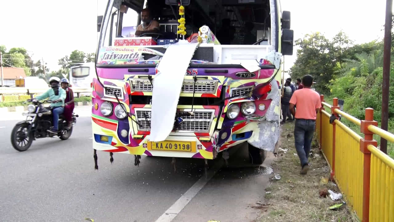 Devanahalli-Chikkaballapur Accidents: ದೇವನಹಳ್ಳಿ-ಚಿಕ್ಕಬಳ್ಳಾಪುರ ಮಾರ್ಗದಲ್ಲಿ ನಿರಂತರ ಅಪಘಾತಗಳು: ಸಮಸ್ಯೆ ಏನು? ಬ್ರೇಕ್ ಹಾಕುವವರು ಯಾರು? Devanahalli-Chikkaballapur Accidents: ದೇವನಹಳ್ಳಿ-ಚಿಕ್ಕಬಳ್ಳಾಪುರ ಮಾರ್ಗದಲ್ಲಿ ನಿರಂತರ ಅಪಘಾತಗಳು: ಸಮಸ್ಯೆ ಏನು? ಬ್ರೇಕ್ ಹಾಕುವವರು ಯಾರು?