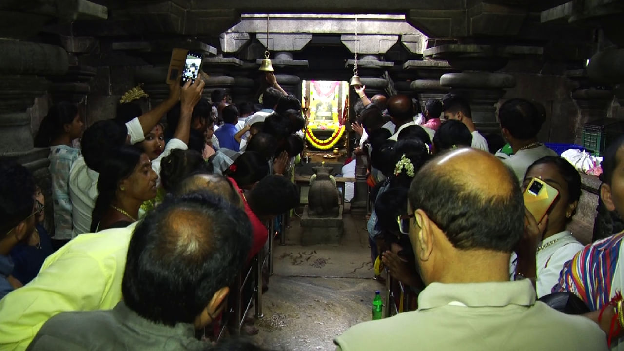 ದೇವರ ದರ್ಶನಕ್ಕೆ ಬಂದು ಸೆಲ್ಪಿಗೆ ಮುಗಿಬೀಳುತ್ತಿರುವ ಭಕ್ತರು, ಭಕ್ತರ ಉದ್ಧಟತನಕ್ಕೆ ಹೈರಾಣಾದ ಅರ್ಚಕರು, ಭಕ್ತರು! ದೇವರ ದರ್ಶನಕ್ಕೆ ಬಂದು ಸೆಲ್ಪಿಗೆ ಮುಗಿಬೀಳುತ್ತಿರುವ ಭಕ್ತರು, ಭಕ್ತರ ಉದ್ಧಟತನಕ್ಕೆ ಹೈರಾಣಾದ ಅರ್ಚಕರು, ಭಕ್ತರು!
