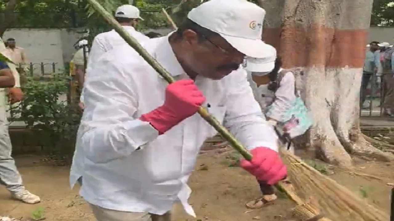 ಸ್ವಚ್ಛ, ಸುಂದರ, ಉತ್ತಮ ಭಾರತಕ್ಕಾಗಿ ಒಟ್ಟಿಗೆ ಒಂದು ಪ್ರಯತ್ನ: ದೆಹಲಿಯಲ್ಲಿ ಸ್ವಚ್ಛತಾ ಹಿ ಸೇವಾ ಕಾರ್ಯಕ್ರಮದಲ್ಲಿ ಸಚಿವ ಧರ್ಮೇಂದ್ರ ಪ್ರಧಾನ್ ಸ್ವಚ್ಛ, ಸುಂದರ, ಉತ್ತಮ ಭಾರತಕ್ಕಾಗಿ ಒಟ್ಟಿಗೆ ಒಂದು ಪ್ರಯತ್ನ: ದೆಹಲಿಯಲ್ಲಿ ಸ್ವಚ್ಛತಾ ಹಿ ಸೇವಾ ಕಾರ್ಯಕ್ರಮದಲ್ಲಿ ಸಚಿವ ಧರ್ಮೇಂದ್ರ ಪ್ರಧಾನ್
