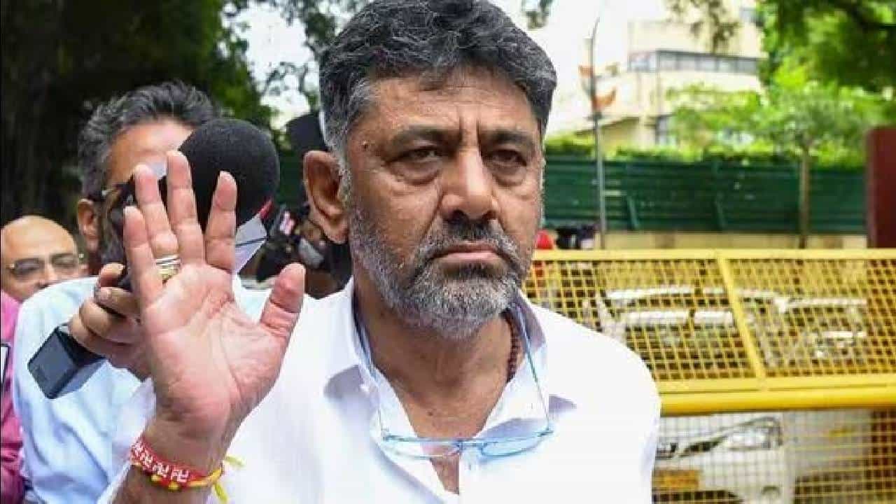ಕುಮಾರಸ್ವಾಮಿ ಮಾತುಗಳಿಗೆಲ್ಲ ಸೊಪ್ಪು ಹಾಕುವ ಹಂತದಲ್ಲಿ ನಾನಿಲ್ಲ; ಡಿಕೆ ಶಿವಕುಮಾರ್ ತಿರುಗೇಟು ಕುಮಾರಸ್ವಾಮಿ ಮಾತುಗಳಿಗೆಲ್ಲ ಸೊಪ್ಪು ಹಾಕುವ ಹಂತದಲ್ಲಿ ನಾನಿಲ್ಲ; ಡಿಕೆ ಶಿವಕುಮಾರ್ ತಿರುಗೇಟು