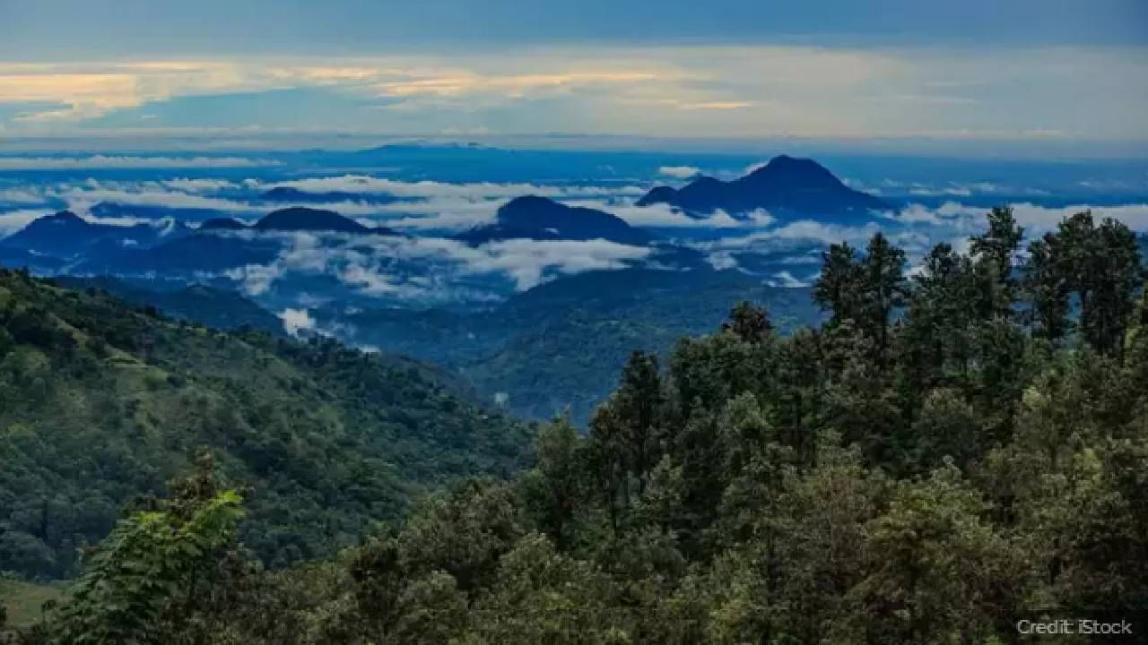 ಡೊಲುಕಾಂಡ ಸಂಜೀವನಿ ಪರ್ವತ: ರಾಮಾಯಣ ಮಹಾಕಾವ್ಯದಲ್ಲಿ ಸಂಜೀವಿನಿ ಪರ್ವತದ ಉಲ್ಲೇಖವನ್ನು ಕಾಣಬಹುದು. ಪುರಾತನ ದಂತಕಥೆಯ ಪ್ರಕಾರ,  ಹನುಮಂತನು ದೈವಿಕ ಸಂಜೀವನಿ ಪರ್ವತದ ಒಂದು ಭಾಗವನ್ನು ಬೀಳಿಸಿದನೆಂದು ಹೇಳಲಾಗುವ ಐದು ಸ್ಥಳಗಳಲ್ಲಿ ಇದು ಒಂದು ಎಂದು ನಂಬಲಾಗಿದೆ.