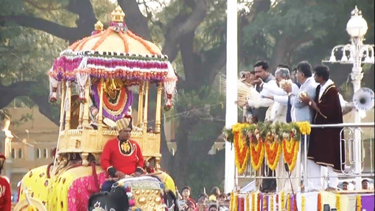 ಮೈಸೂರು: ವಿಶ್ವವಿಖ್ಯಾತ ದಸರಾ ಜಂಬೂಸವಾರಿಗೆ ಸಿಎಂ ಚಾಲನೆ ಮೈಸೂರು: ವಿಶ್ವವಿಖ್ಯಾತ ದಸರಾ ಜಂಬೂಸವಾರಿಗೆ ಸಿಎಂ ಚಾಲನೆ